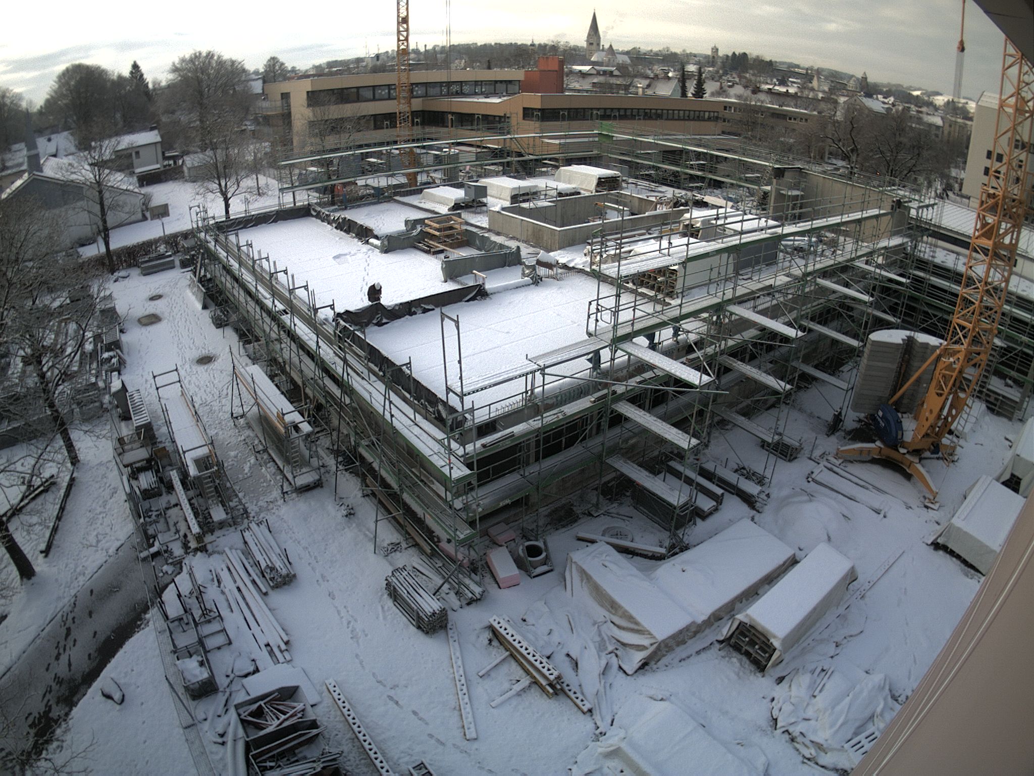 Weihnachtspause für die Baustelle: Ein Mitarbeiter von mse architekten aus Kaufbeuren, die die Bauleitung übernommen haben, wirft noch einen prüfenden Blick auf die Schutzfolien.