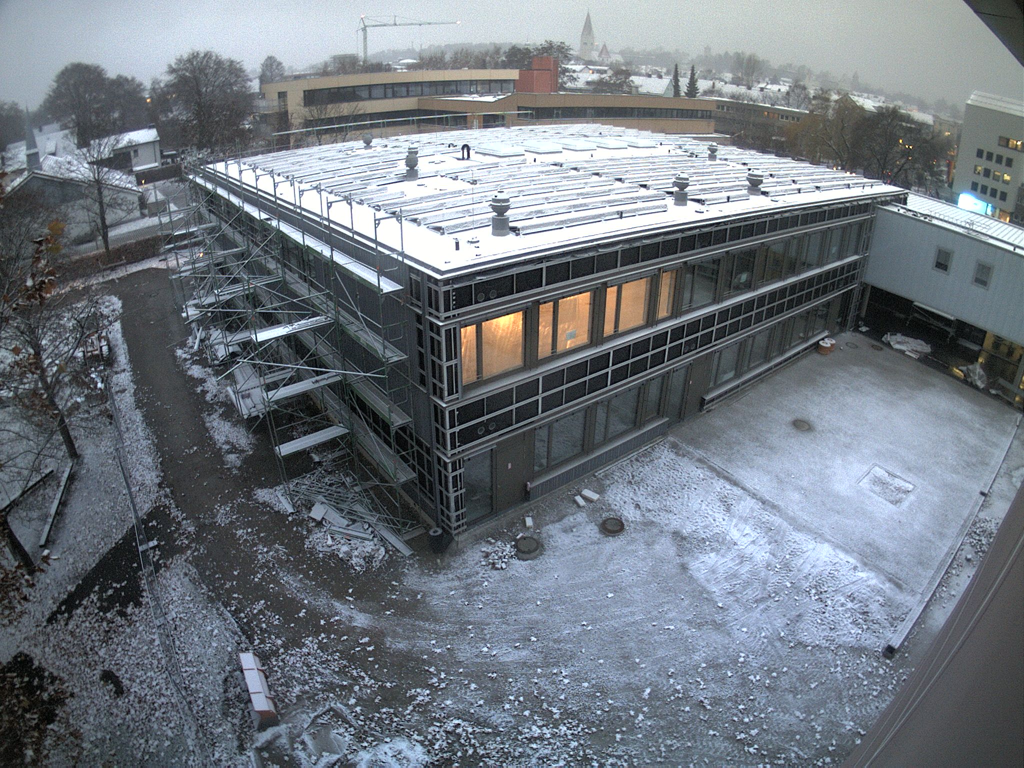 Der neue Fachklassentrakt des Jakob-Brucker-Gymnasium am Morgen des 27. November 2018 | Bild: Stadt Kaufbeuren