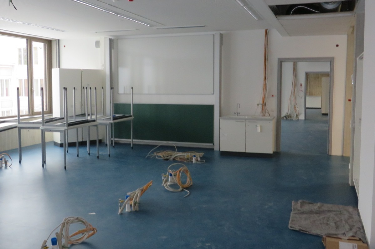 Einer der zwölf neuen Fachklassenräume im Jakob-Brucker-Gymnasium: Bis zum Ende der Faschingsferien werden alle Räume fertig eingerichtet sein. Foto: Stadt Kaufbeuren